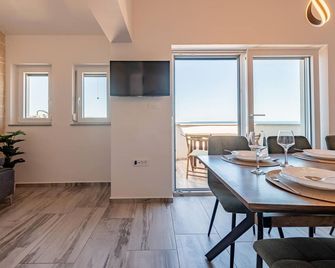 3 Bedroom Gorgeous Apartment In Prizna - Prizna - Essbereich