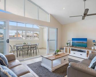 Malibu Apartments Unit 1 - 5 Oak Street - Evans Head - Sala de estar