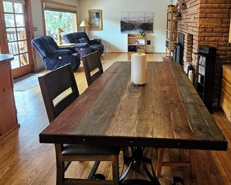 Couples Cozy Cabin Retreat - Boise - Dining room