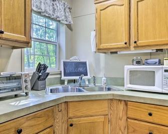 Hatfield Cabin w/ heated 2 stall garage on UTV trails w/ample parking! - Black River Falls - Kitchen
