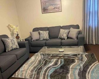 Cozy, Bright & Quiet apartment unit. Close to mall & transportation. - Queens - Living room