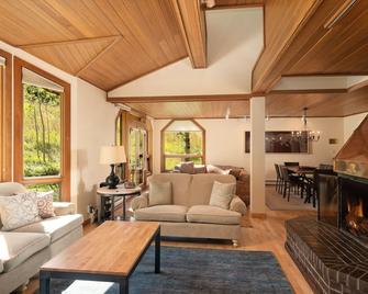 Townhome with Ski-in Access near Pool and Spa by The Woodrun V Townhouses - Snowmass Village - Living room