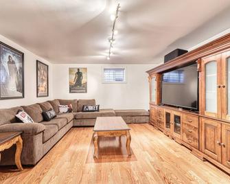 Magnificent Ranch-style estate with Spa, game room. 10min from Trois-Rivieres - Bécancour - Sala de estar