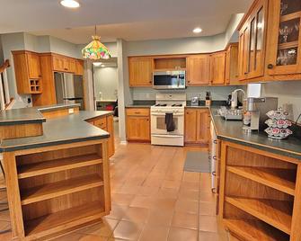 Spacious lower level of single family home with private entrance and great yard - Chanhassen - Kitchen