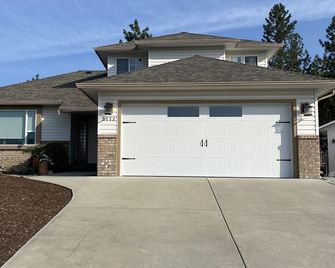 Quiet suite near beach.. Serene setting with patios and space to BBQ - Peachland - Bâtiment