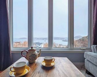 On the Rocks Overlooking the Sea - Twillingate - Dining room