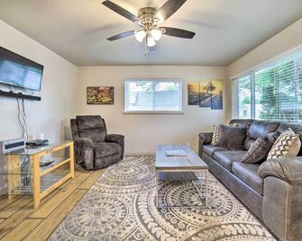 Cozy Townhome Near Dtwn, Hospital and College! - Pocatello - Living room