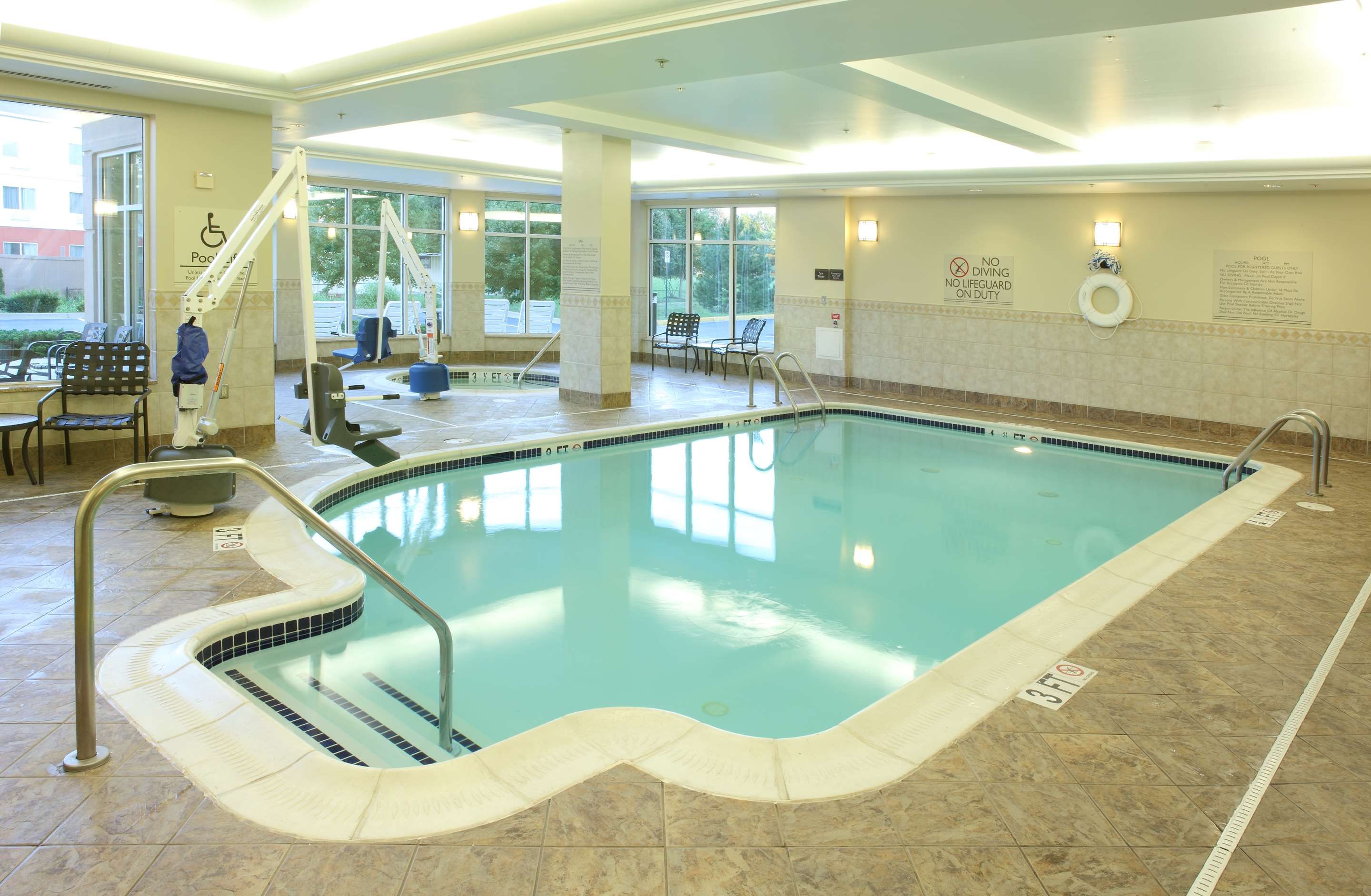 hotels in frederick md with indoor pool