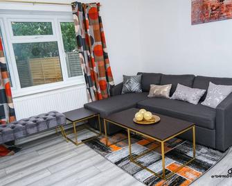 Cosy home with private parking - West Bromwich - Living room