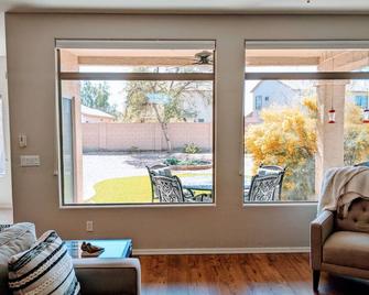 Quiet Mountain View Home within walking distance to Copper Sky Community Center - Maricopa - Sala de estar