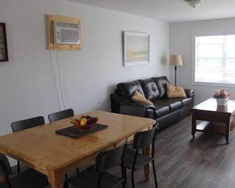 Cottage with three bedrooms in the Center of Cavendish - New Glasgow - Dining room