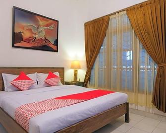 RedDoorz @ Griya Cemara Homestay Yogyakarta - Depok - Bedroom