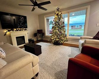 30 Something Quiet 3br House Near I-77 & Us-250 - New Philadelphia - Living room