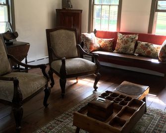Charming 1760 Cape Nestled in the Foothills of Litchfield County - Woodbury - Living room