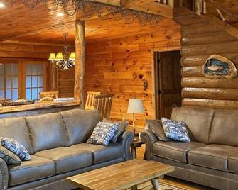 Lodge on the Manistee:Riverfront Retreat for Fly-Fishing and Kayaking - Grayling - Living room