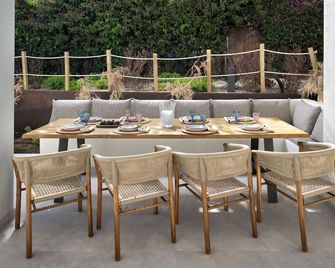 Luxury Villa Alma Pool, Garden & Parking - 馬貝拉 - 陽台