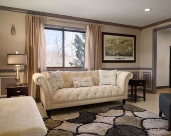 Super 8 by Wyndham Ithaca - Ítaca - Sala de estar