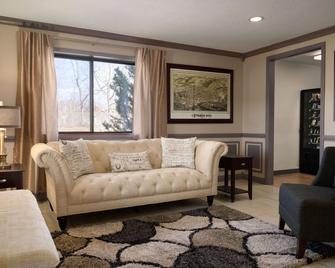 Super 8 by Wyndham Ithaca - איתקה - סלון