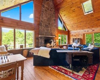Quintessential Cabin in the Woods near Town - Dorset - Living room