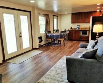 Deja View--Amazing Mountain Views!!! - High Rolls Mountain Park - Living room