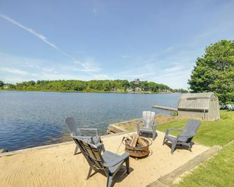 Big Pine Island Lake Cottage with Boat Dock and Kayaks - Belding - Patio