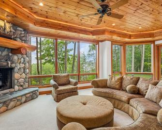 Luxurious 11,600 SQ' Mullett Lake Home & Carriage house,Private on Mullett Lake - Indian River - Sala de estar