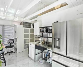 Florida Getaway with Patio about 3 Mi to Beaches! - New Smyrna Beach - Kitchen