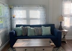 2 BR East Matunuck cottage 7 min walk to beach, steps from Salt Pond - South Kingstown - Living room