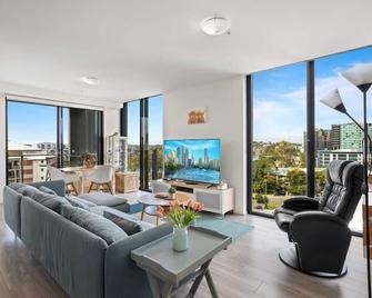 Spaciously Bright 1-Bed Apartment - Brisbane - Living room