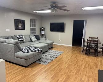 Ryder's Retreat overlooking the city of Williamson! - Williamson - Sala de estar