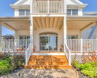 Waterfront Beach House Just Steps From Private Side Of Crystal Beach - Crystal Beach - Building