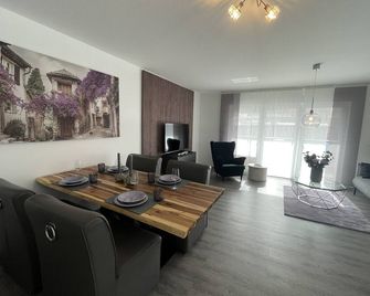 Modern and centrally located holiday apartment with a large balcony. - Losheim am See - Essbereich