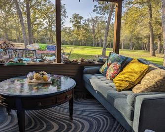 Luxe Quiet Artist Cabin in the Woods w/ Park-Like only 2M from Lake Somerville - Somerville