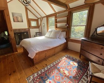 Secluded West Tisbury Retreat. Surrounded by Acres of Conservation Trails. - West Tisbury - Habitación