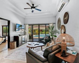 Stylish Home with Chic Decor, Luxury Amenities & Tropical Outdoor Oasis with Spa - Puerto Viejo - Sala de estar