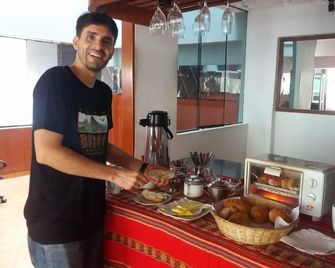 La Posada del Rey - Lima Airport Hostel - Lima - Buffet