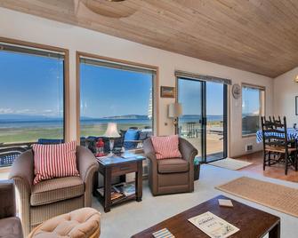 South Facing, Beach House 20 Feet From The Water! Kayaks And A Brand New Hot Tub - Clinton - Sala de estar