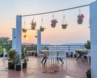 The Mountain Mist Hotel - Sātāra - Balcony