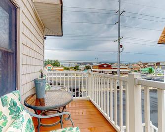 Town of Fenwick Island condo with dazzling sunrise views - Fenwick Island - Balcony