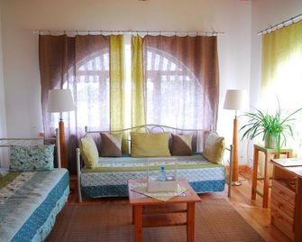 Maison Blanche Ecohouse - Mytnitsa - Sala de estar