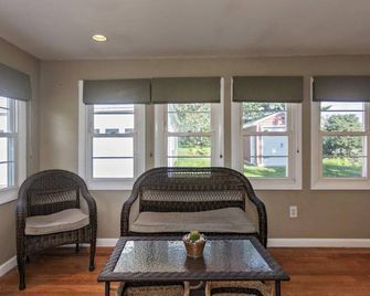 Spurwink Meadows Homestead Property perched amongst tranquil pastoral farmland - Cape Elizabeth - Sala de estar