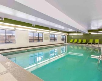 Studio 6 Findlay|Relaxing King|Hearing Access|Kitchen - Findlay - Pool