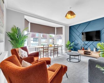 Poets Apartment With Free Parking by My - Worthing - Living room