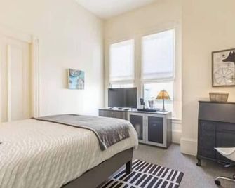 Pacific Heights Victorian Bedroom & Bathroom - São Francisco - Quarto