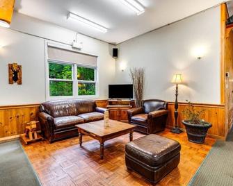 Rare Muskoka Chalet Suite - A3 - Dwight - Living room