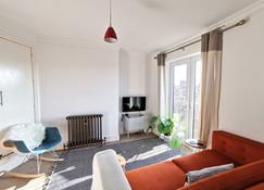 Thompson Apartments by Switchback Stays - Cardiff - Vardagsrum