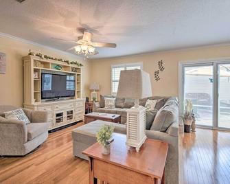 about 1 Mi to Golf Home with Patio in The Villages! - The Villages - Living room