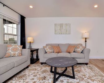 Quiet, Luxury Home w/ Garage -- Minutes from The Pinnacles and I-75. - Berea - Huiskamer