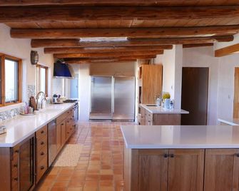 Luxurious 4br/3ba Santa Fe Escape - Glorieta - Kitchen