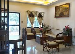 Bahay Ni Kikay Vacation Rental - General Santos - Living room